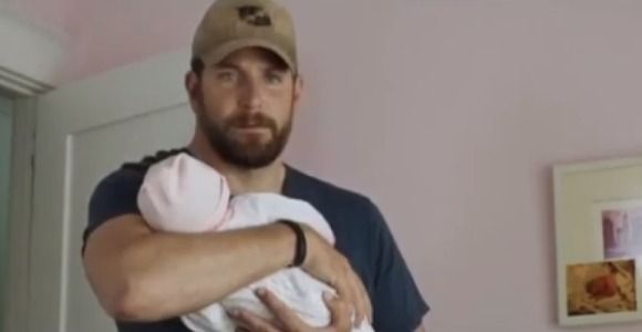 "American Sniper" : le faux bébé du film de Clint Eastwood fait le buzz