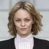 Vanessa Paradis : très élégante au défilé Chanel avec Kristen Stewart (photos)