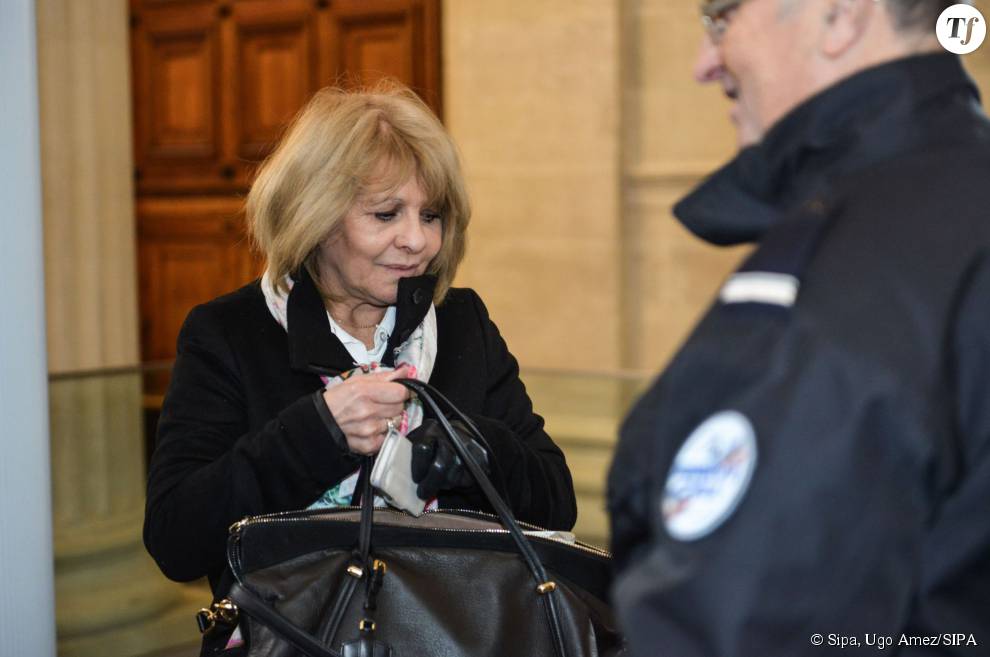 Corinne Paradis arrive au procès Bettencourt pour témoigner en faveur de son ami François-Marie Banier