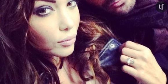 Nabilla : la starlette retrouve le sourire sur Twitter