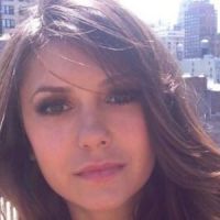 Nina Dobrev : quels sont ses produits de beauté préférés pour partir en voyage ? 