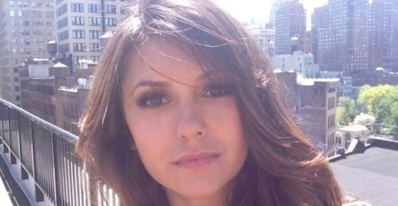 Nina Dobrev : quels sont ses produits de beauté préférés pour partir en voyage ? 