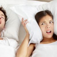 8 tactiques pour (enfin) dormir avec un homme qui ronfle