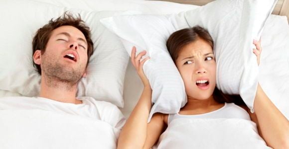 8 tactiques pour (enfin) dormir avec un homme qui ronfle