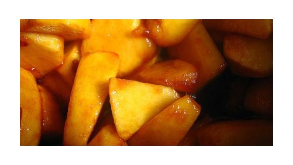 Plat de compote au caramel