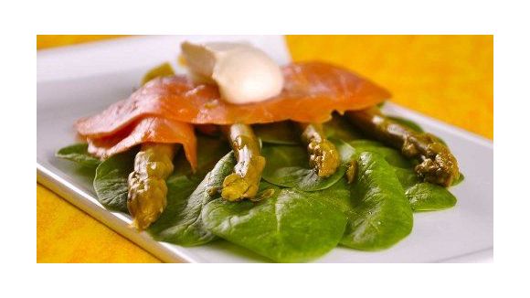 Assiette de saumon mariné, asperges vertes et vitelottes