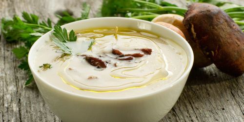 Crème de chataignes aux petits cèpes, coeur de céleri et copeaux de noisettes