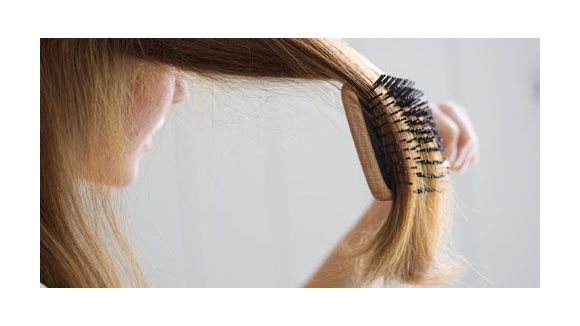 Chute de cheveux : pourquoi perd-on ses cheveux en automne ?