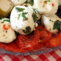 Bocconcini et pétales de tomates confites marinés