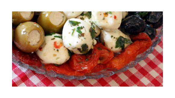 Bocconcini et pétales de tomates confites marinés