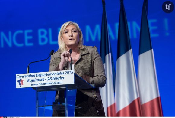 Marine Le Pen fait un discours lors d'un meeting sur les élections départementales