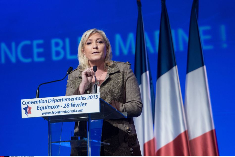 Marine Le Pen fait un discours lors d'un meeting sur les élections départementales