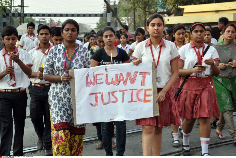 Des étudiantes indiennes manifestent leur colère après le viol d'une religieuse de 70 ans