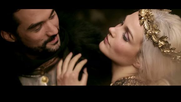 La légende du roi Arthur dévoile sa chanson "Quelque chose de magique" (Vidéo)