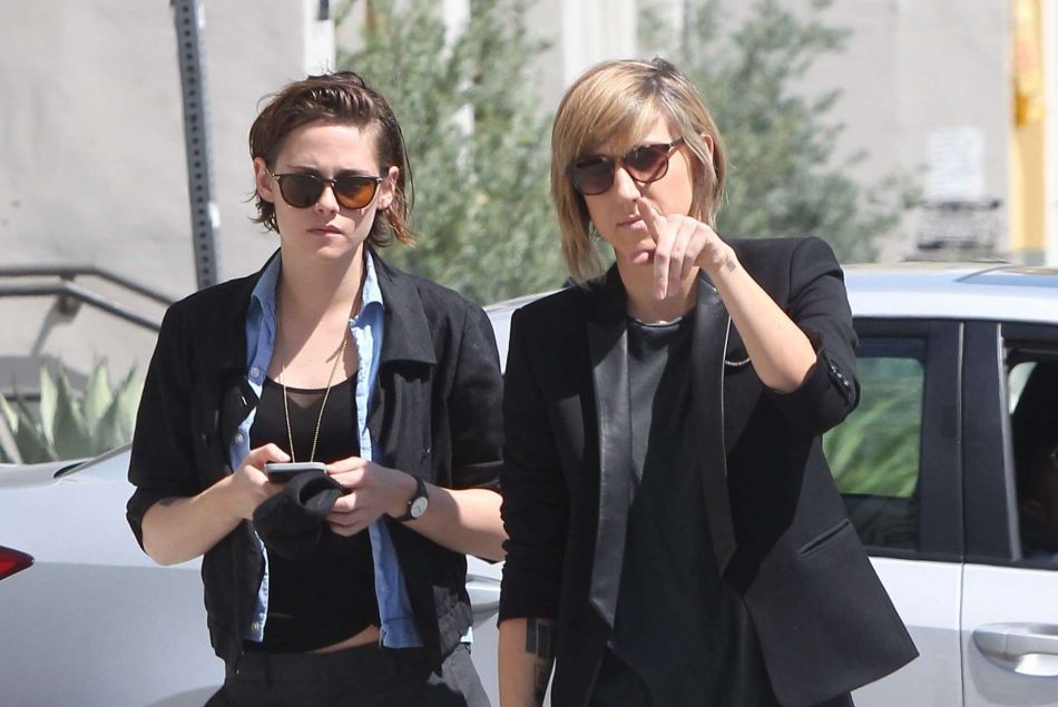 Kristen Stewart et Alicia Cargile se promènent à Los Angeles le 28 mars 2015