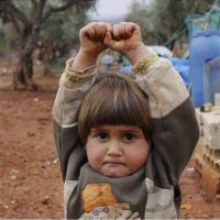 Cette photo d'une petite Syrienne qui "se rend" bouleverse le monde entier