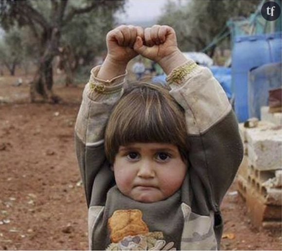 Cette photo déchirante d'une petite fille apeurée fait le tour du Web.