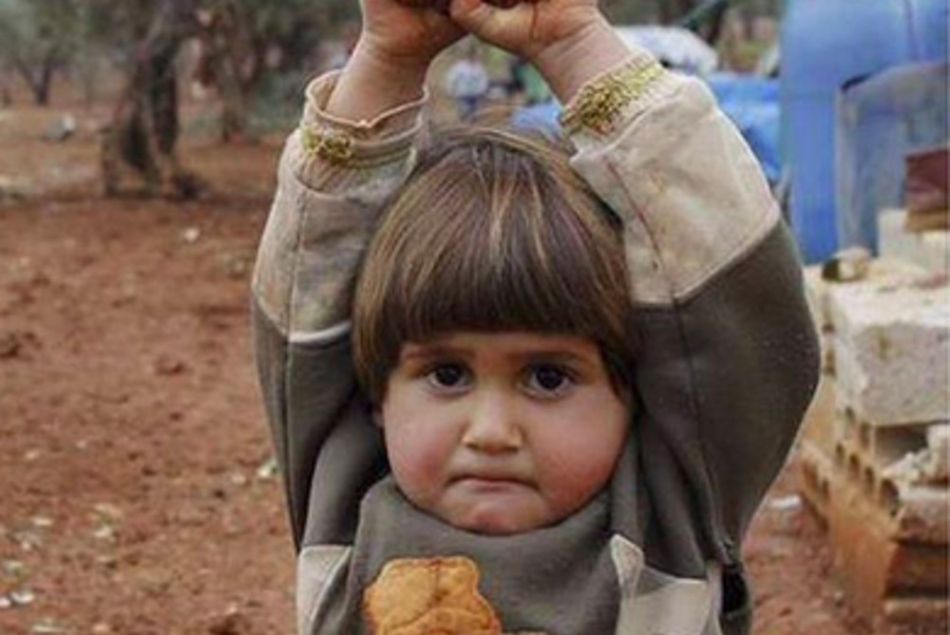 Cette photo déchirante d'une petite fille apeurée fait le tour du Web.