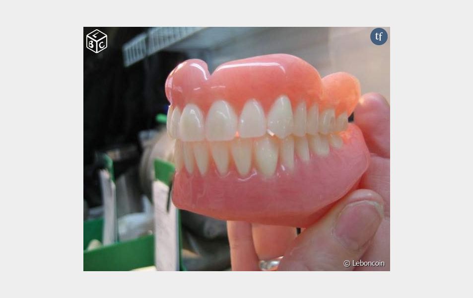 Un dentier dégoûtant en vente