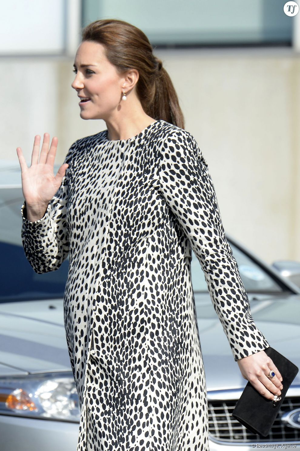  Pour visiter le musée &quot;Turner Contemporary&quot; à Margate, le 11 mars, Kate Middleton avait opté pour un manteau Hobbs à l&#039;imprimé dalmatien, déjà porté quand elle attendait George. 