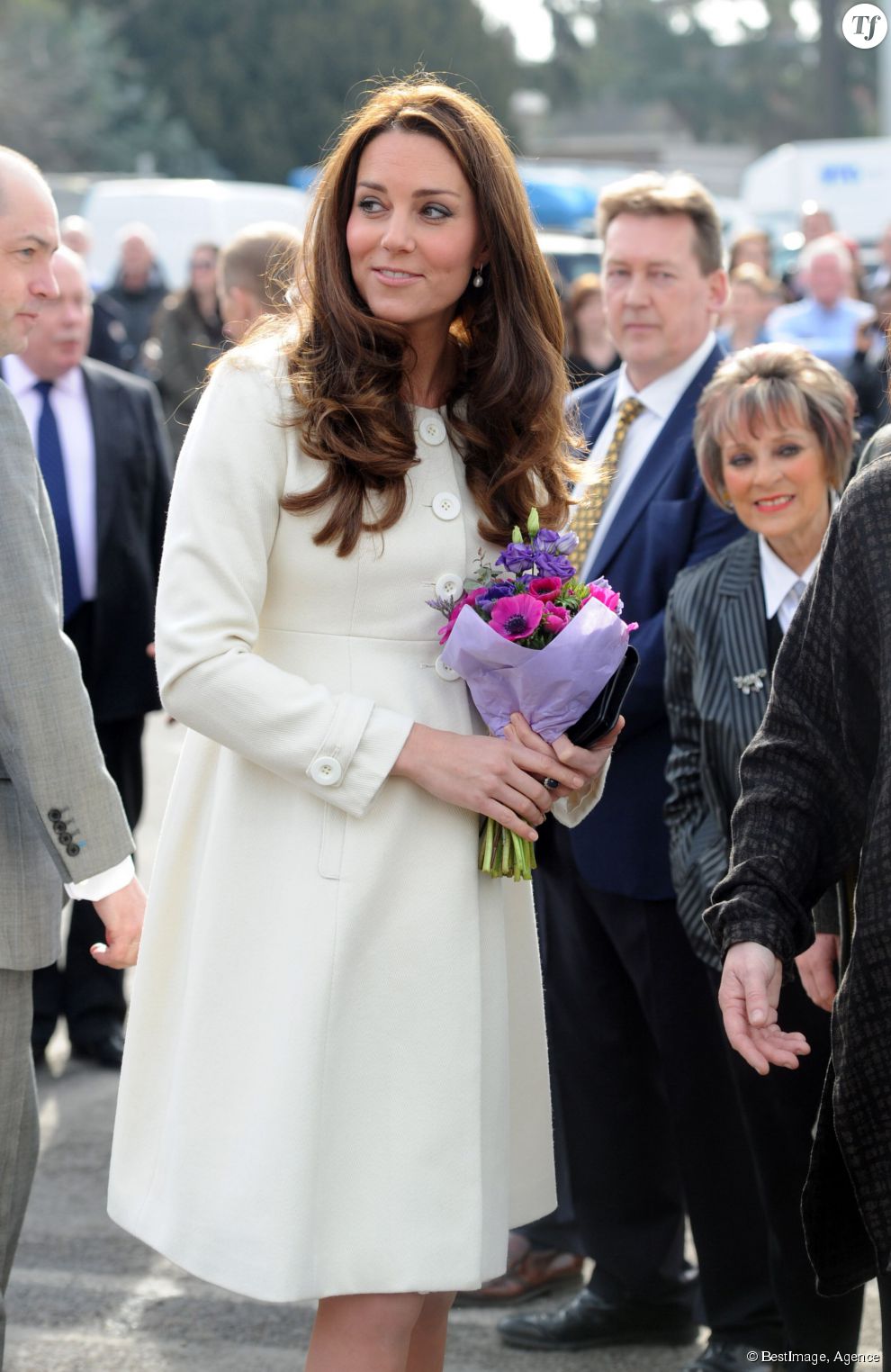 Kate Middleton en manteau virginal Jojo Maman le 12 mars dernier, alors qu&#039;elle visitait les lieux de tournage de la série &quot;Downton Abbey&quot;.