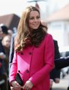 Pour sa dernière apparition publique avant la naissance du royal baby vendredi 27mars, Kate Middleton a marqué les esprits dans un manteau rose fuchsia de la marque Mulberry.