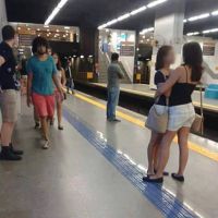 La photo de ces deux femmes sur le quai du métro fait le tour du monde