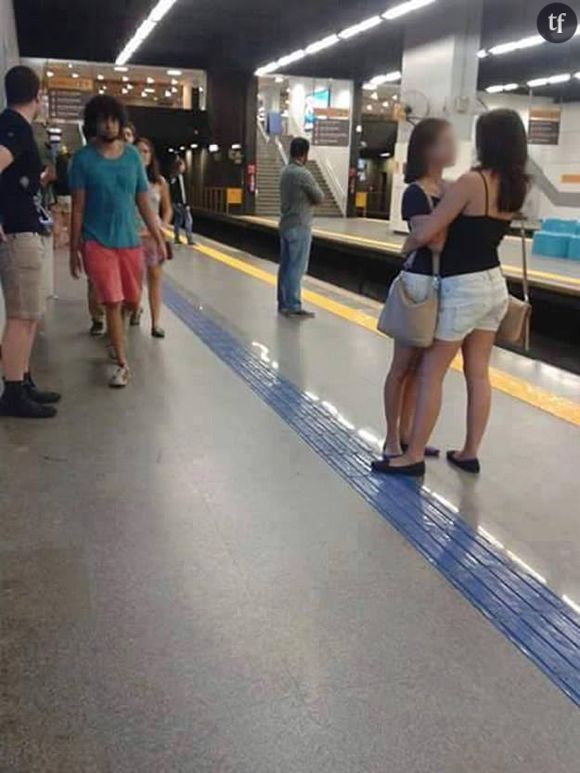 La photo de ces deux femmes sur le quai d'un métro fait le buzz sur Facebook