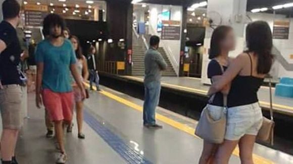 La photo de ces deux femmes sur le quai du métro fait le tour du monde