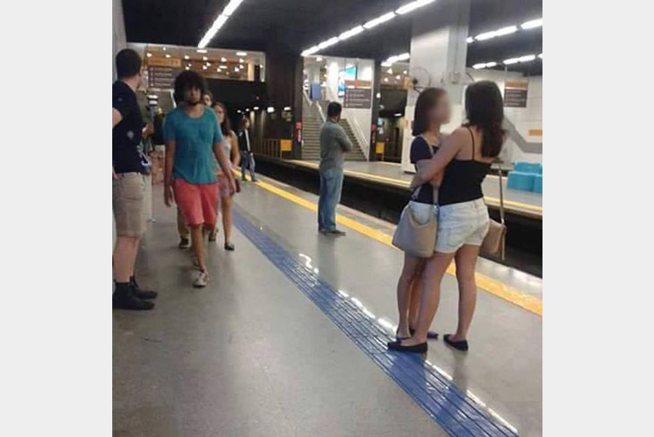 La photo de ces deux femmes sur le quai d'un métro fait le buzz sur Facebook