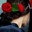Roses rouges dans les cheveux et chignon bas au défilé Dolce &amp; Gabbana printemps-été 2015.