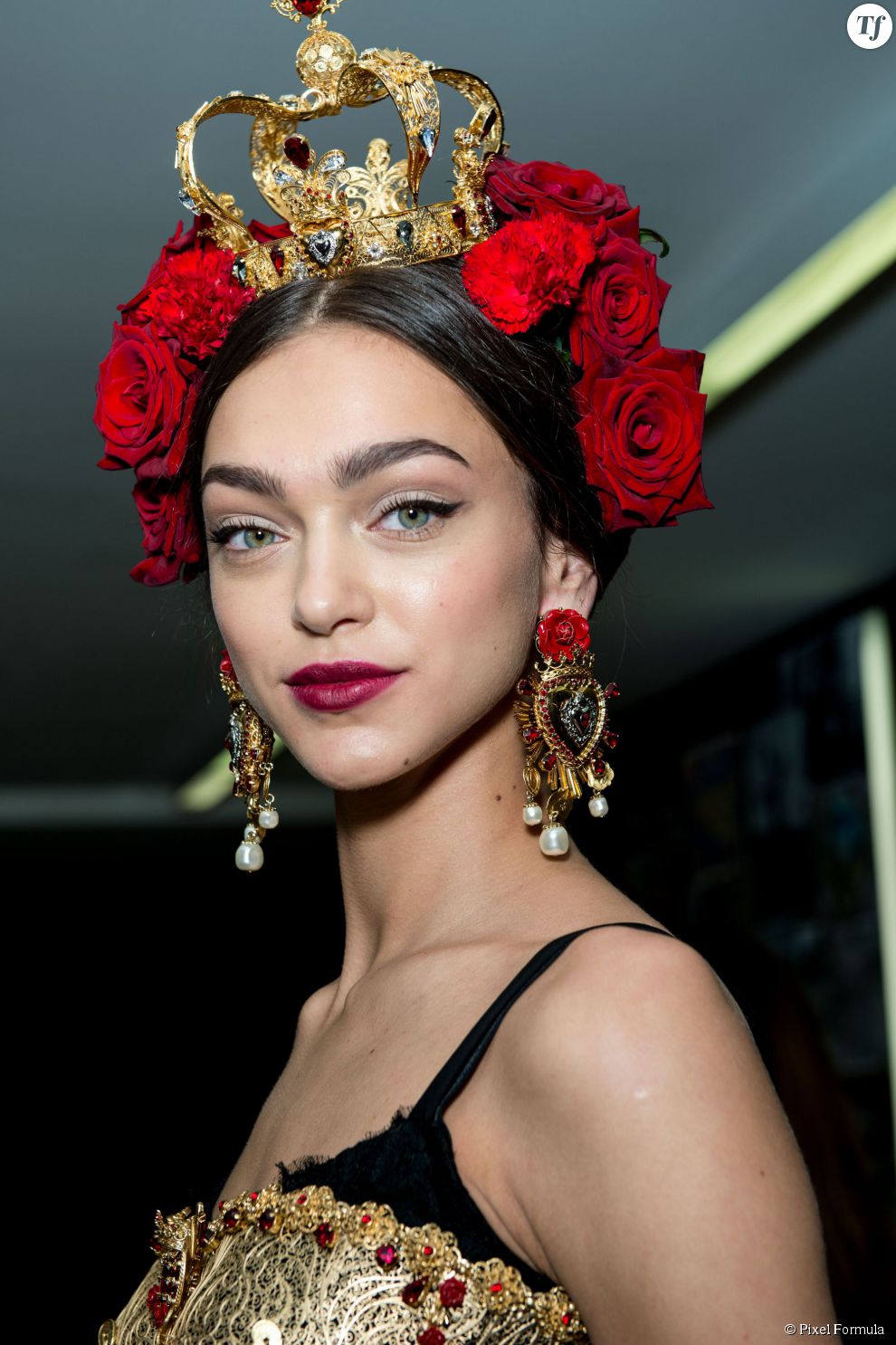 Roses rouges et couronne dorée au défilé Dolce &amp;amp; Gabbana printemps-été 2015.