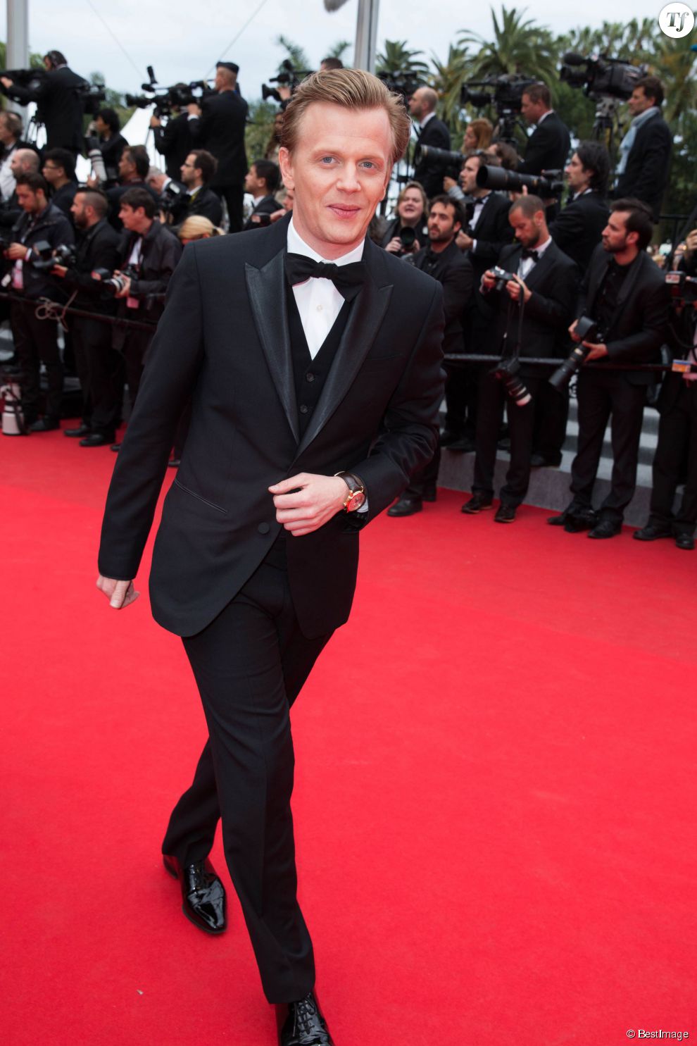  Alex Lutz (montre Montblanc Star Quantième en or jaune)- Montée des marches du film &quot;Foxcatcher&quot; lors du 67 ème Festival du film de Cannes – Cannes le 19 mai 2014.  