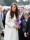 Kate Middleton en manteau virginal Jojo Maman le 12 mars dernier, alors qu'elle visitait les lieux de tournage de la série "Downton Abbey".