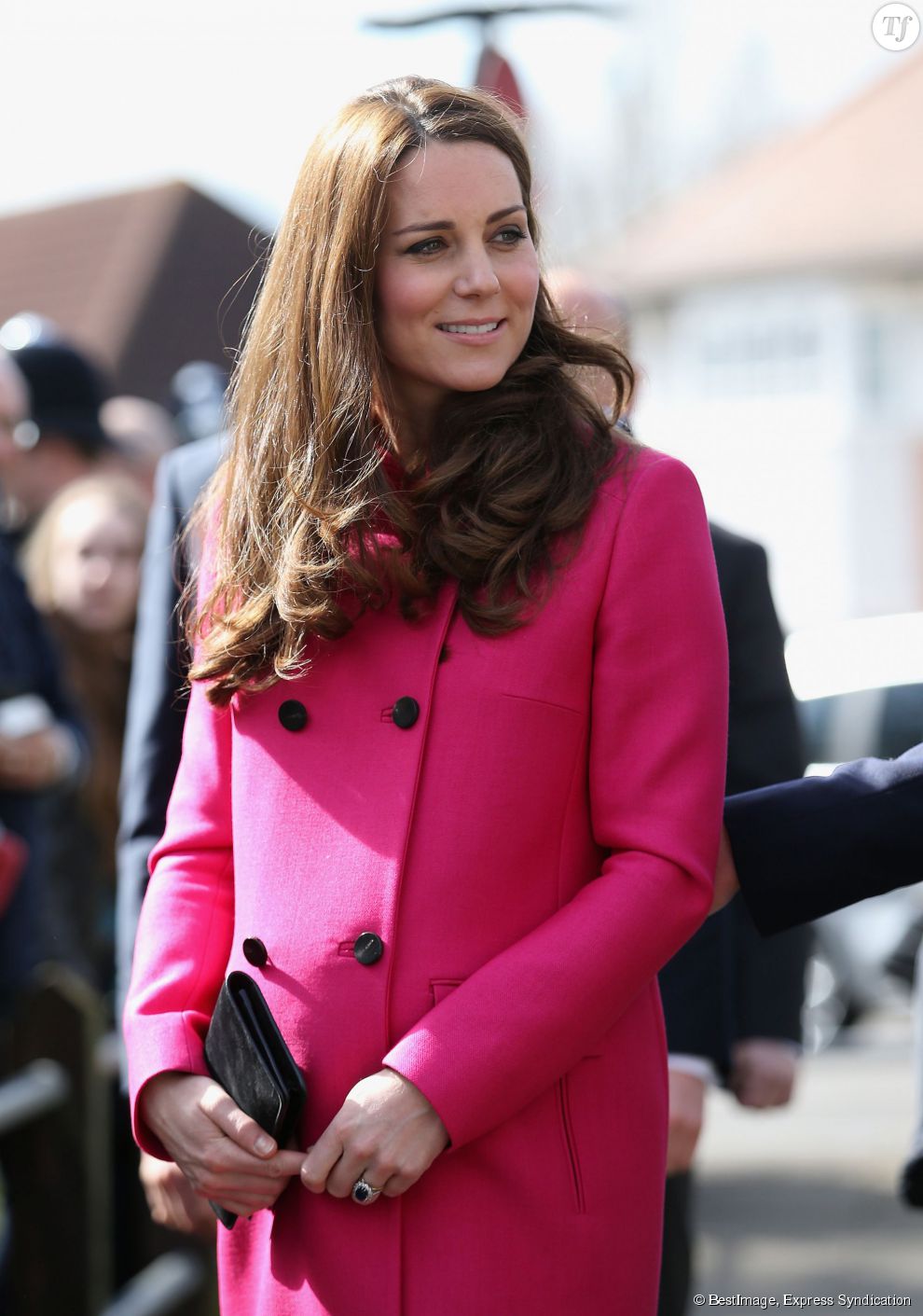 Pour sa dernière apparition publique avant la naissance du royal baby vendredi 27 mars, Kate Middleton a marqué les esprits dans un manteau rose fuchsia de la marque Mulberry.
