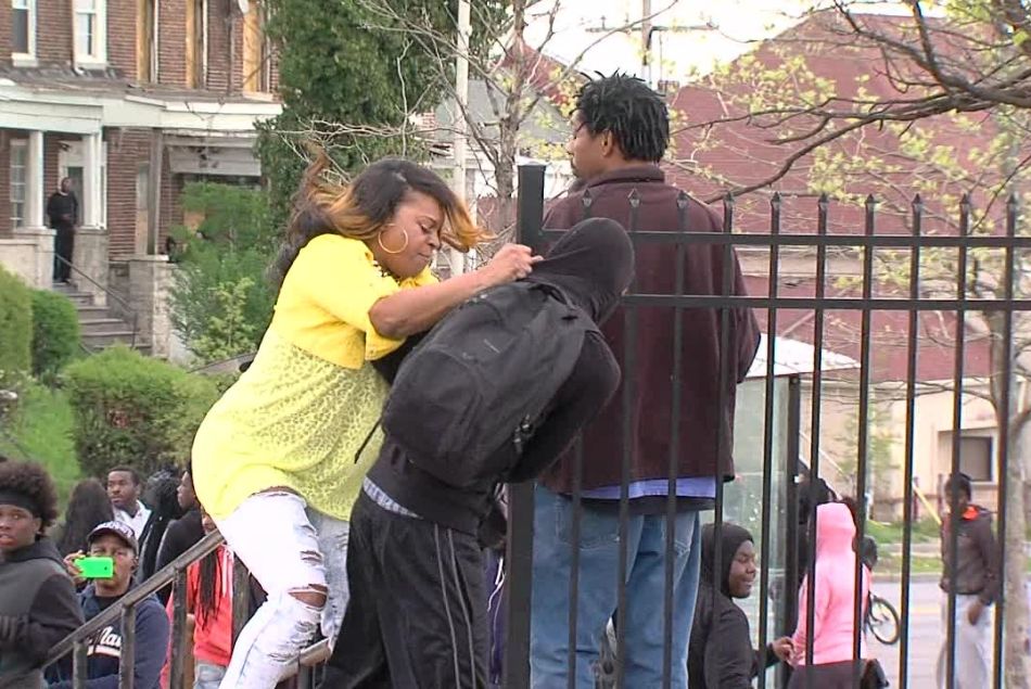 A Baltimore, une mère de famille est venue corriger son fils alors que celui-ci participaient aux émeutes contre la police.