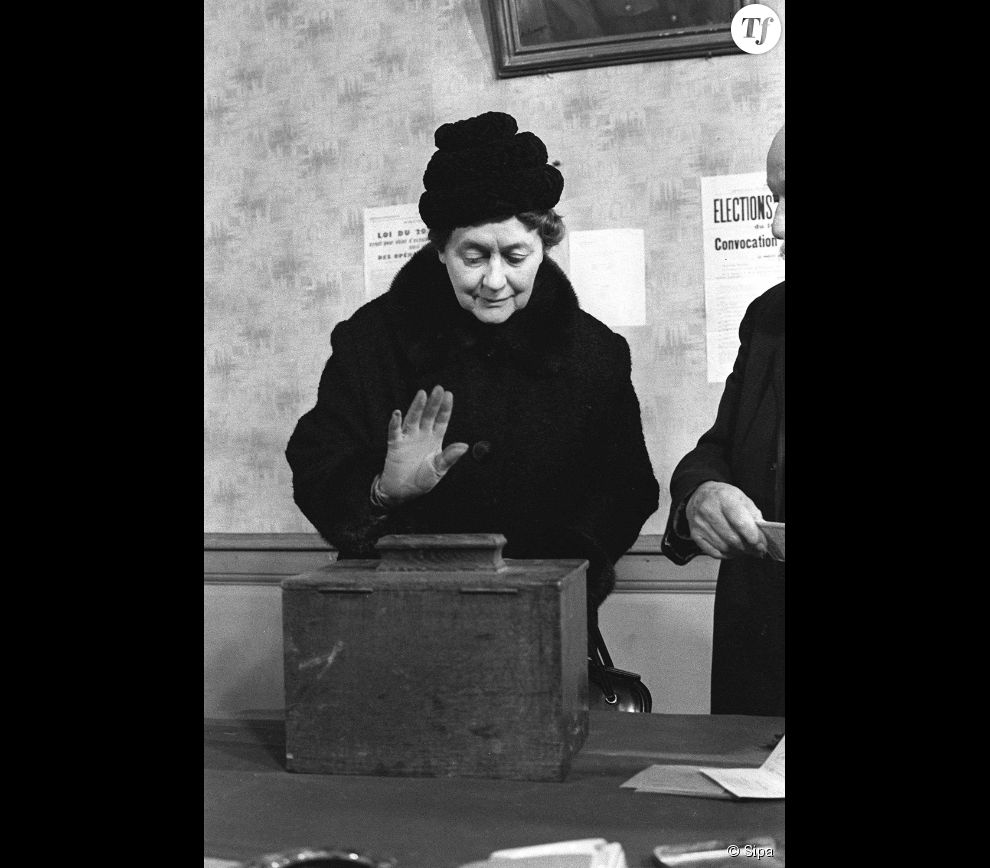 Yvonnes de Gaulle vote à Colombey les deux Eglises.