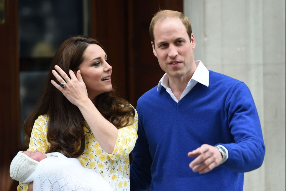 Kate Middleton, le Prince William et leur deuxième enfant devant la maternité de l'hôpital St Mary
