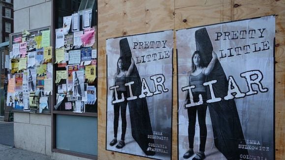 Des posters qui insultent une victime de viol placardés dans toute une ville