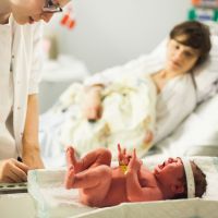 L'accouchement naturel en voie de disparition ? Un médecin tire la sonnette d'alarme