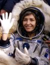 Claudie Haigneré lors de son retour sur terre après son voyage à bord de l'ISS en 2001