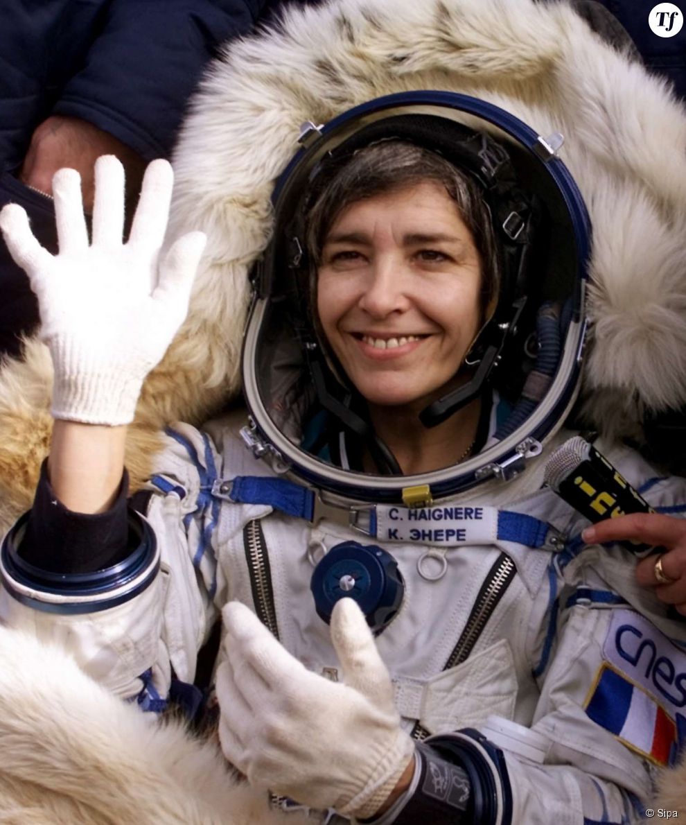Claudie Haigneré lors de son retour sur terre après son voyage à bord de l&#039;ISS en 2001