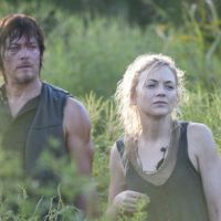 The Walking Dead : Norman Reedus (Daryl) dément être en couple avec Emily Kinney (Beth)