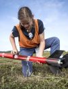 Marie-Bertille, 16 ans, se prépare à lancer dans les airs sa propre fusée à Biscarrosse dans les Landes