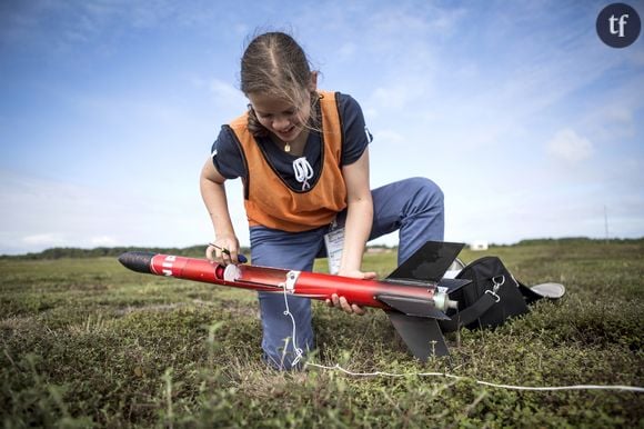 Marie-Bertille, 16 ans, se prépare à lancer dans les airs sa propre fusée à Biscarrosse dans les Landes