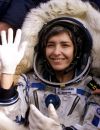 L'astronaute française Claudie Haigneré lors de son retour sur terre après sa seconde mission dans l'espace en 2001
