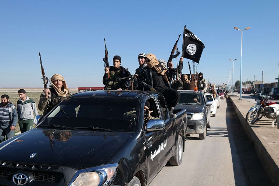 Un groupe de combattants de l'Etat Islamique à Tell Abyad au nord est de la Syrie.