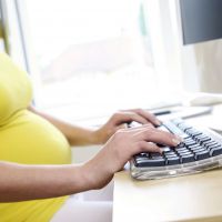 Canicule, chaleur : comment survivre au travail quand on est enceinte ?