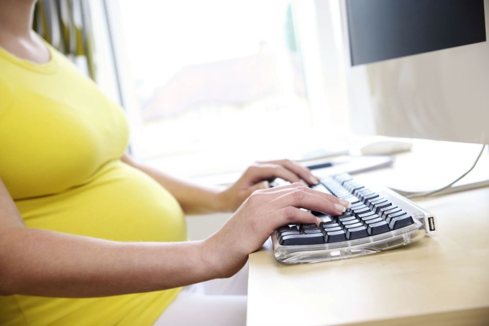Canicule, chaleur : comment survivre au travail quand on est enceinte ?