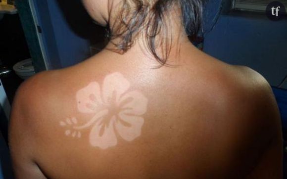 Le "Sunburn Art" consiste à laisser une marque de bronzage en forme de tatouage sur la peau.